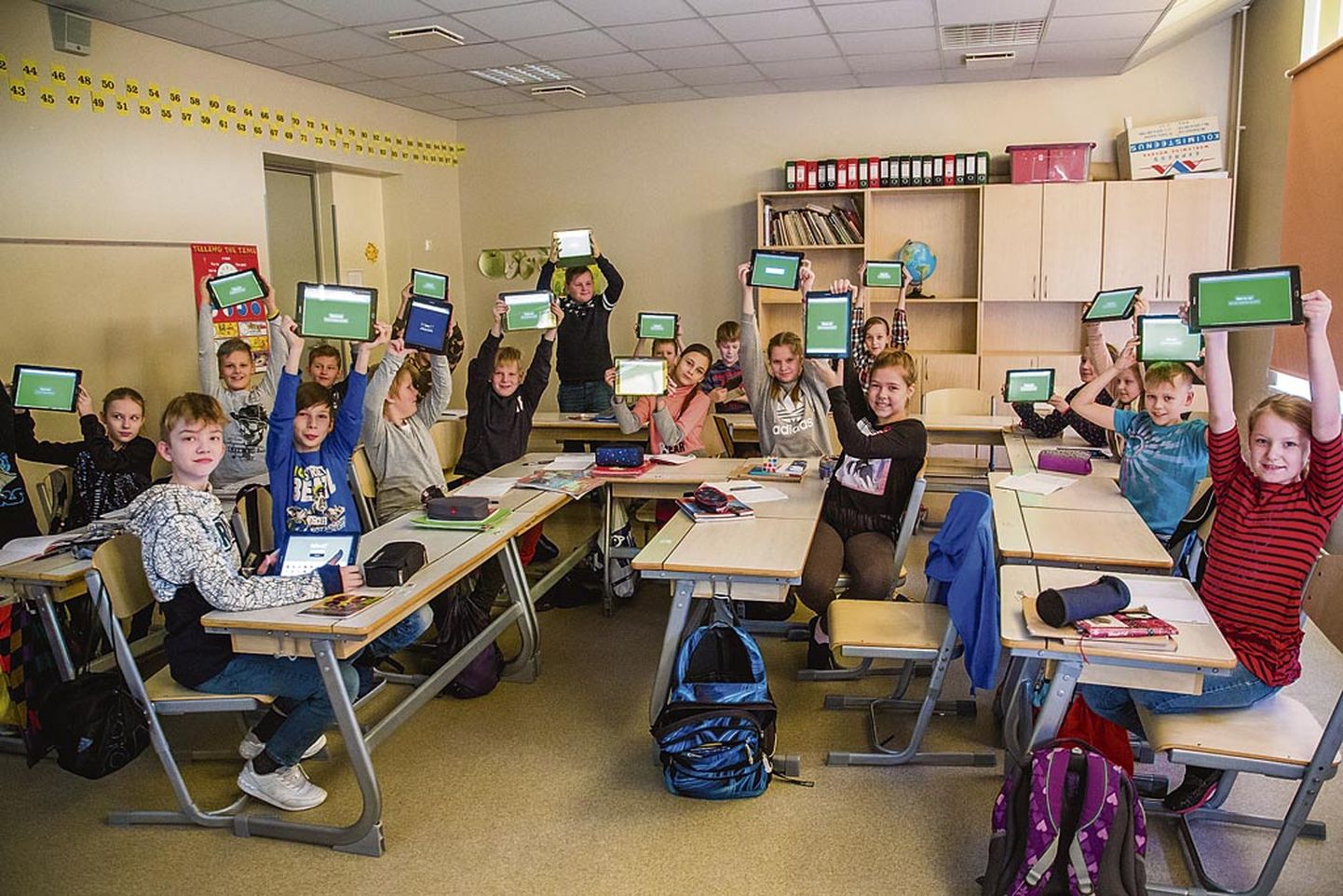 Kiirem ja parem internet muudab Ülejõe põhikoolis õppetöö lõbusamaks ja sujuvamaks. Pildil 4.d klass.