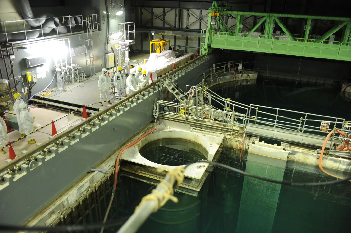 Tokyo Electric Power Co (TEPCO) esindajad uurivad Fukushima tuumajaama neljandas reaktoris kütusebasseini.
