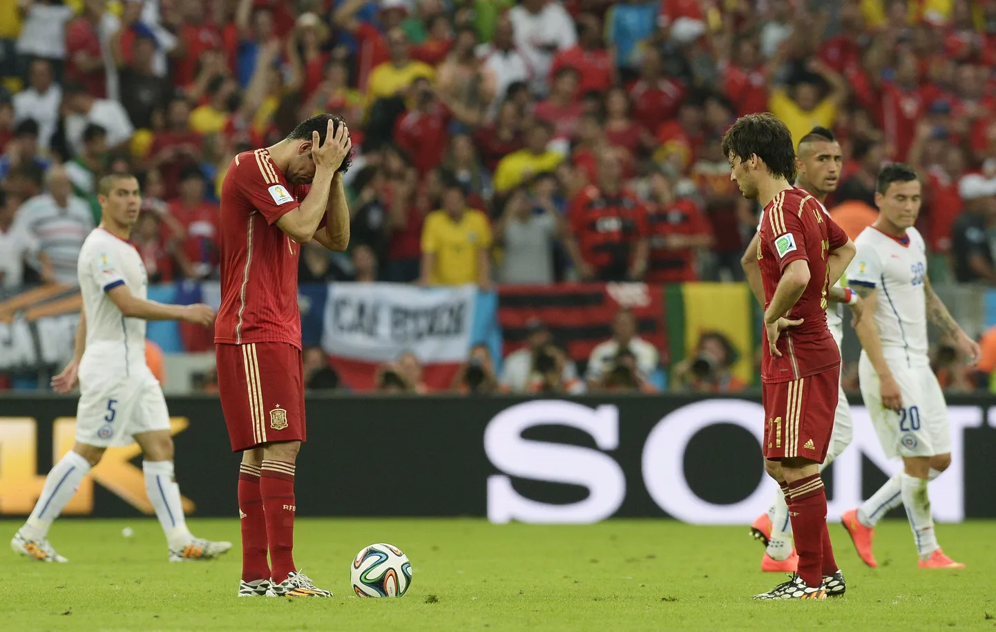 Момент матча Испания - Чили.