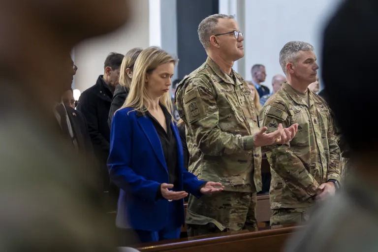 Missal osales ka USA suursaadik Kara McDonald.