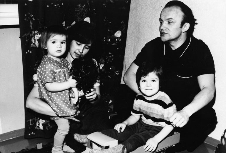 Тоомас и Сирье Суллинг с дочерью Анне и сыном Андресом четыре десятка лет назад на Рождество в Тарту.