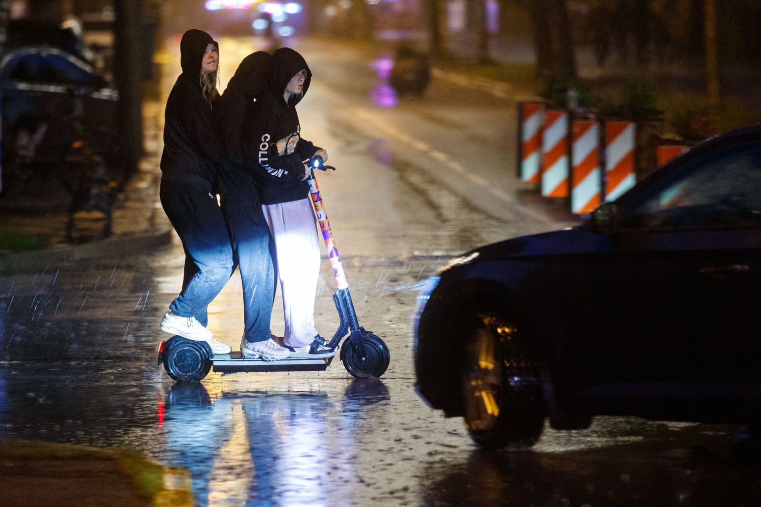 Kergliikurid Pärnu tänavapildis. Kolmekesi sõideti Supeluse tänaval politseiauto eest mööda.