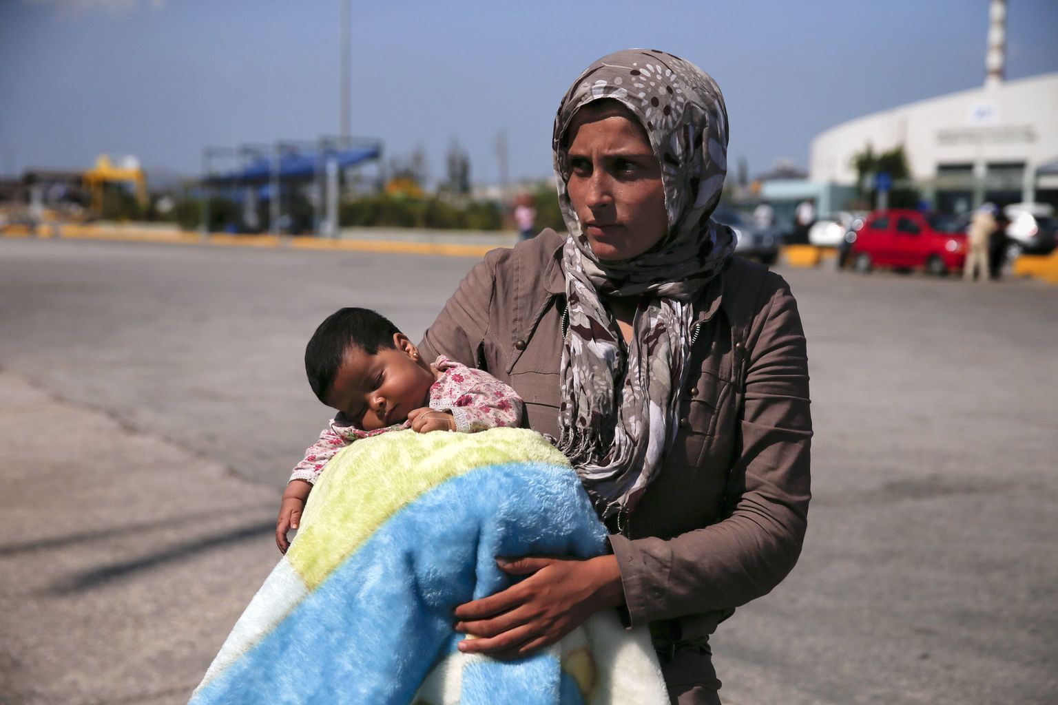 Süüria põgenik koos lapsega Kreeka Piraeusi sadamalinnas