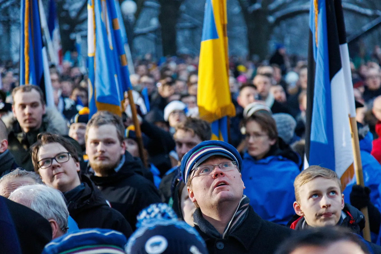 Kell 7.34 heisatakse Toompeal Kuberneri aias hümni saatel riigilipp. Pildil pidulik lipuheiskamise üritus.