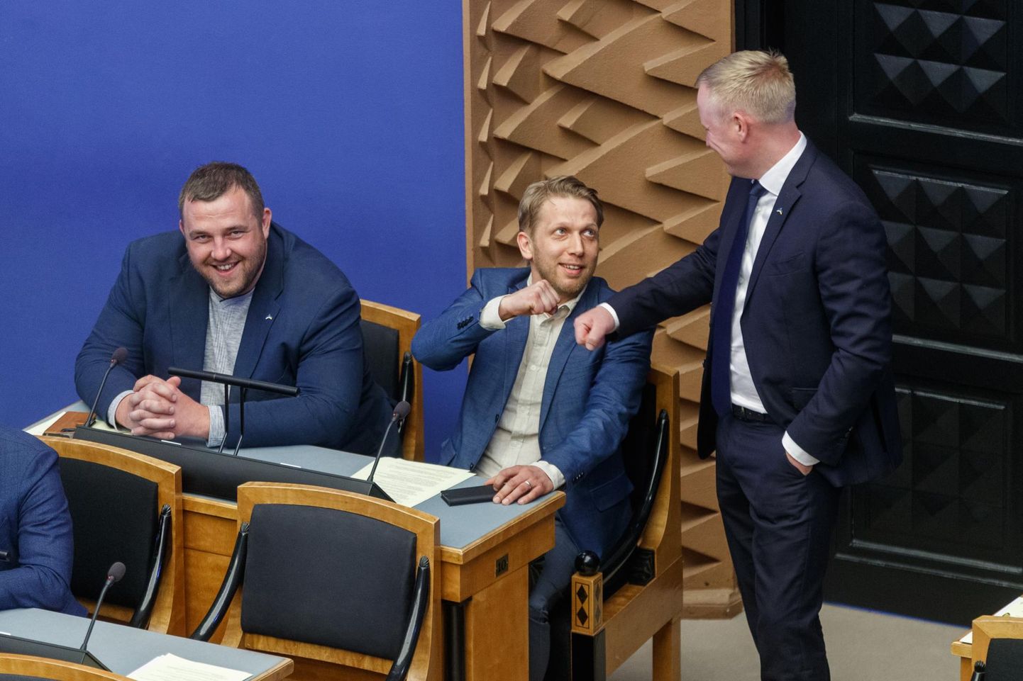 Pildil riigikogu liikmed Kaido Höövelson, Jaanus Karilaid (mõlemad Keskerakond) ja Mart Võrklaev (RE).