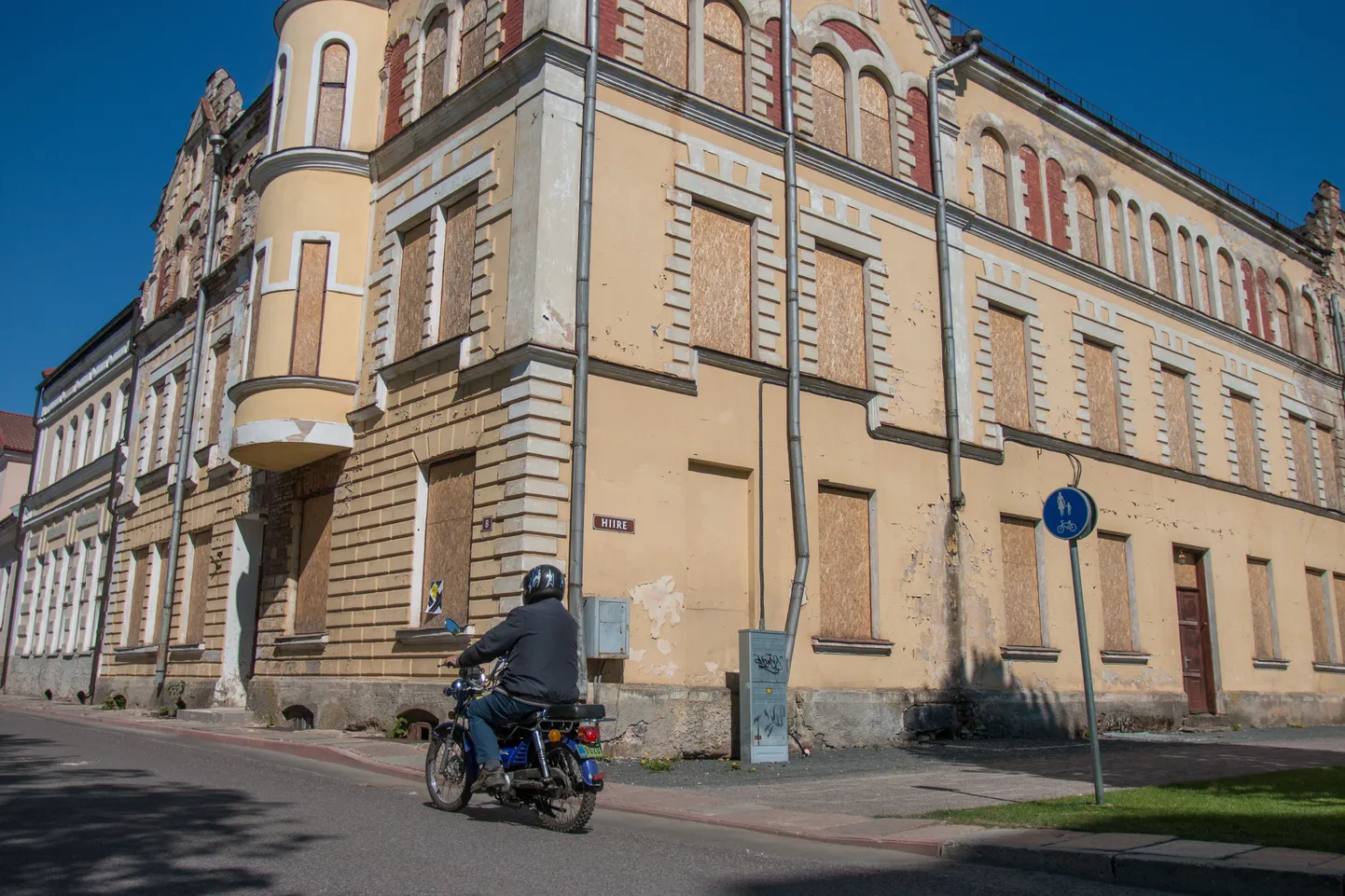 Eelmisel nädalal veeti sellesse hoonesse ajutised elektrikaablid ning peatselt hakatakse maja koristama.