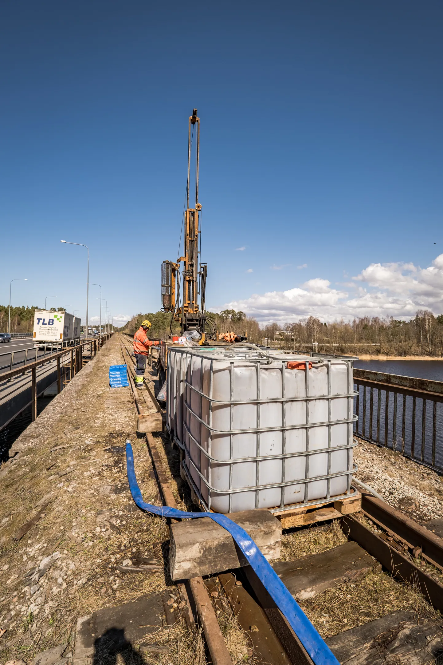 Rail Baltica raudteesilla projekteerimiseks alustati Pärnus jõepõhja geotehnilise uurmisega.