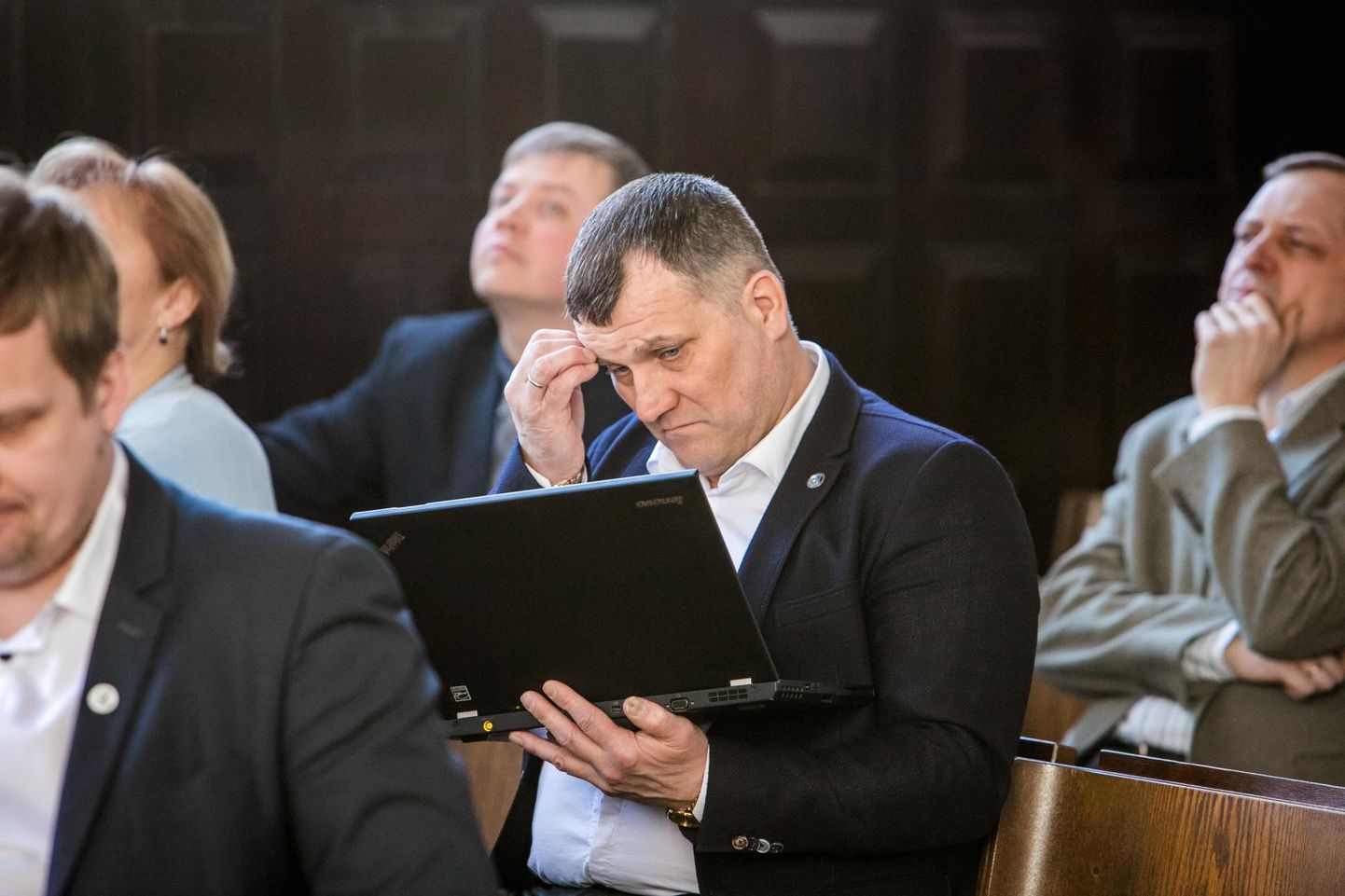 Eesti Konservatiivse Rahvaerakonna (EKRE) fraktsioon Pärnu linnavolikogu istungil aktsioonis. Esiplaanil arvutiga Edmond Penu.