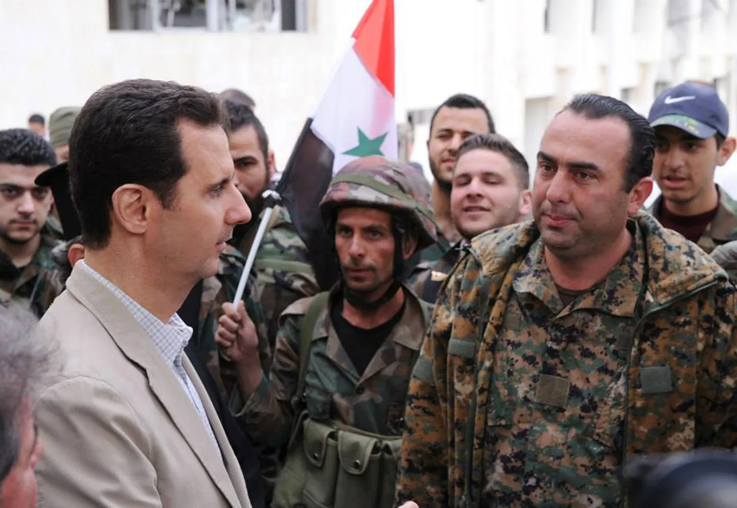 Süüria president Bashar al-Assad (vasakul) vestlemas sõduritega.