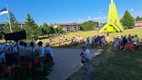 Uhtnas tantsitakse taas vaba rahva tantsu