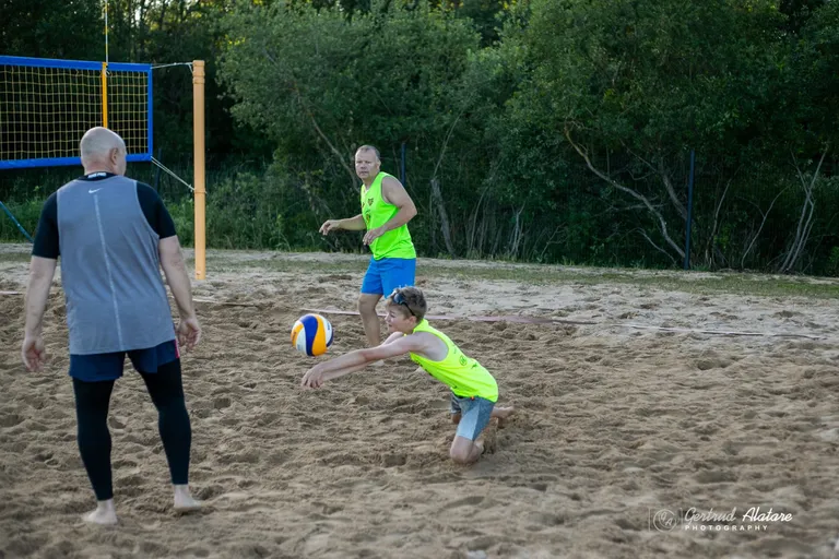 Meeste konkurentsis tegi kaasa kaheksa võistkonda.