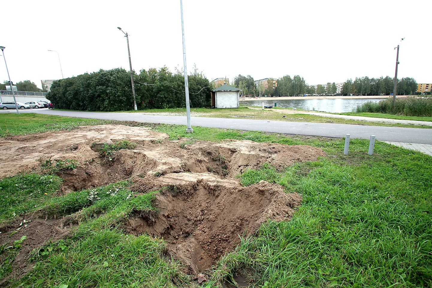 Sõpruse allee kolm esimest sangleppa tulevad Anne kanali kesklinnapoolsesse otsa, kus neid juba eile ootasid kaevandid.