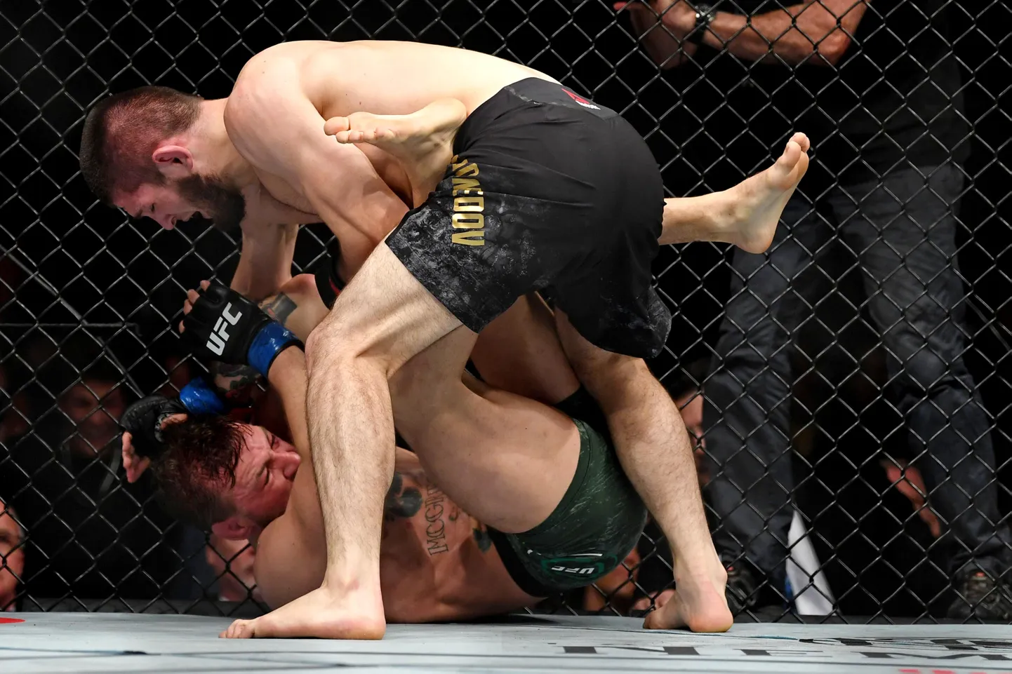 Oktoober 2018, Las Vegas. Habib Nurmagomedov (püsti) annab Iiri vägilasele Conor McGregorile korralikult tappa.