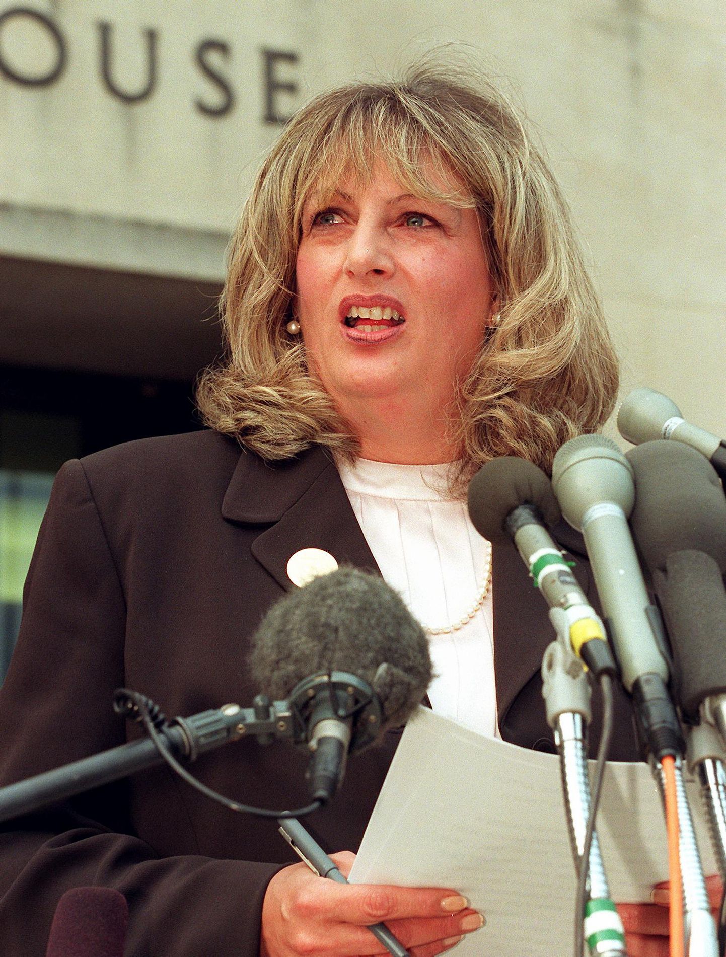 Linda Tripp 29. juulil 1998 Washingtonis föderaalkohtu ees, pärast kaheksa päeva kestnud tunnistuste andmist Monica lewinsky ja Bill Clintoni afääris