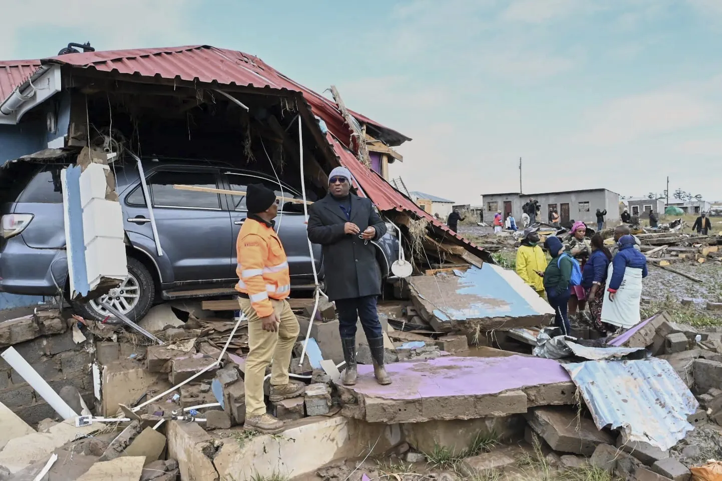 LAVi Ida-Kapimaa provintsi peaminister Oscar Mabuyane koos kohaliku ametniku ja piirkonna elanikega keset üleujutuste tekitatud purustusi Mthatha linnas.