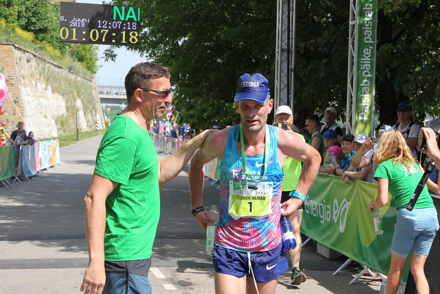 Narva energiajooksu peakorraldaja Mati Lilliallik tervitab finišis mullu 30kraadises leitsakus poolmaratoni võitnud Tiidrek Nurmet. Sel aastal jääb see võistlus Narvas ära.