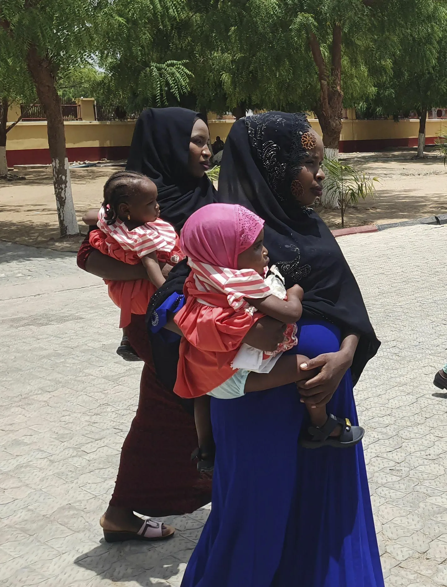 Hiljuti vabastatud Chiboki koolitüdrukud lastega Maiduguri linnas möödunud aastal.