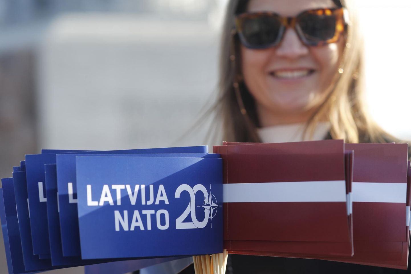 Lätlanna riigi sõjalisse liitu asumise 20. aastat tähistavate Läti ja NATO lipukestega neljapäeval Riias.. 