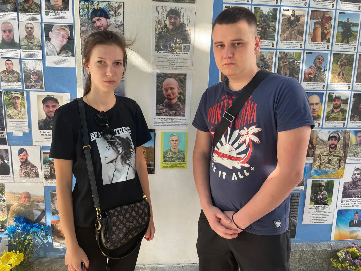 Katerõna koos kaaslasega neiu isa kapten Pavlo Pokõdko ning teiste hukkunud Ukraina sõdurite fotode ees.