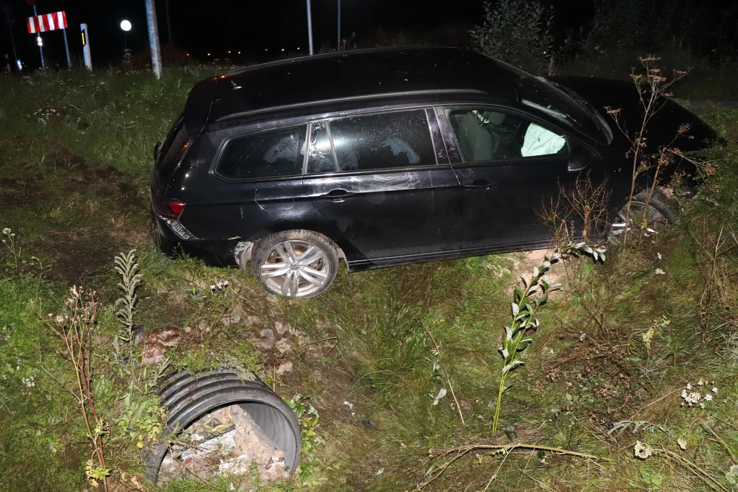 Üle ringiristmiku sõitnud auto teekond lõppes sügavas kraavis.