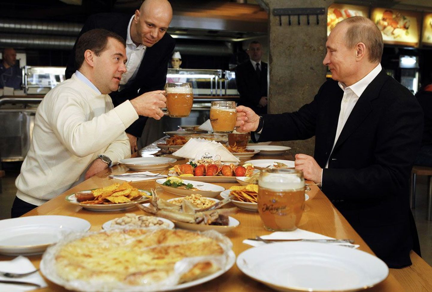 1. mail 2012. aastal lõid toonane president Dmitri Medvedev (vasakul) ja äsja taas presidendiks valitud peaminister Vladimir Putin Moskva restoranis kokku kanne kodumaise Žiguli õllega ning maitsesid head-paremat, millest suurem osa venemaalastest peab nüüd suu puhtaks pühkima. Impordipiirangu kehtestamine «polnud kerge otsus, kuid see oli möödapääsmatu», märkis praegune peaminister Medvedev äsja.