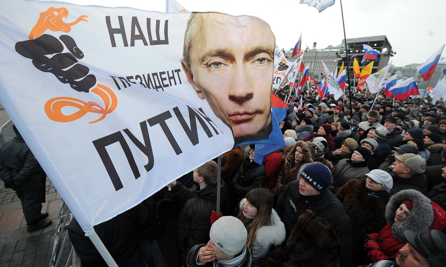 Vladimir Putini poolehoidjad Moskva Maneeži väljakul 5. märtsil.