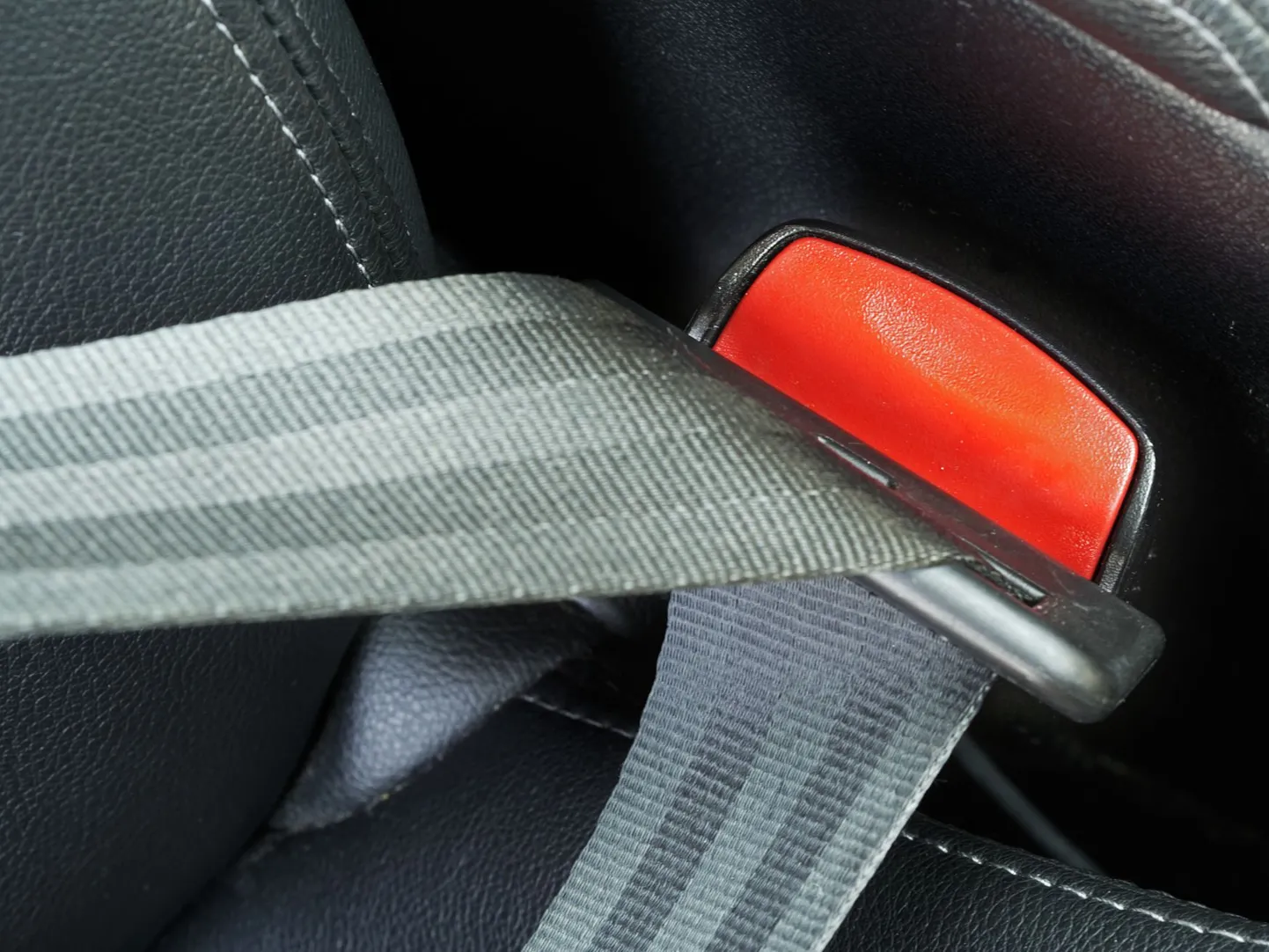 Sõiduautodes peavad lapsed olema turvavööga kinnitatud.
