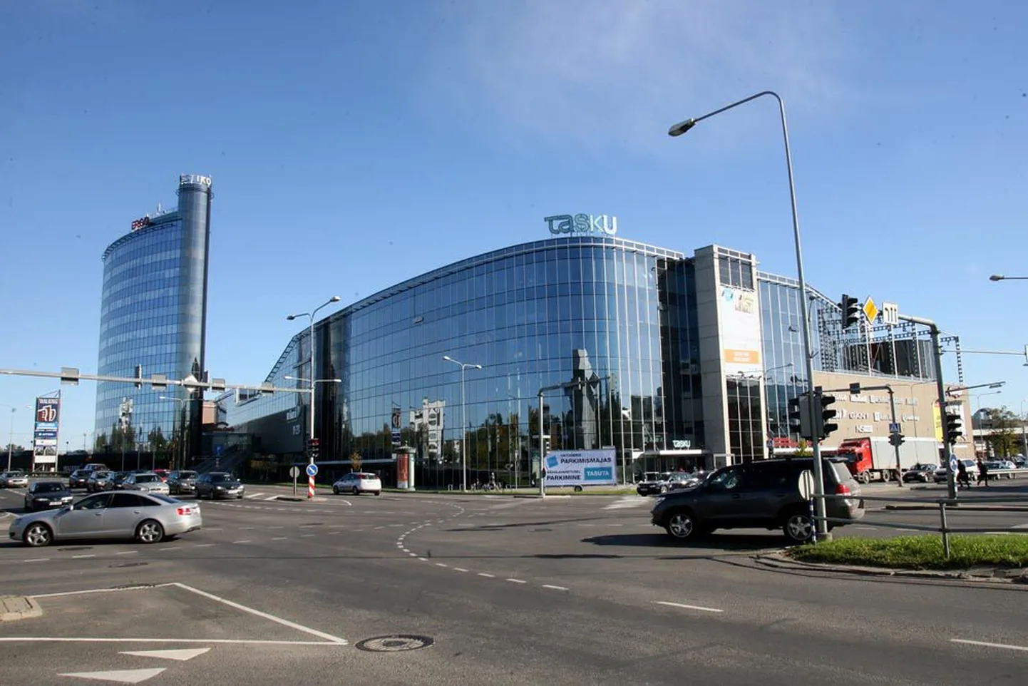 Tartu Tasku keskusel on suurepärane asukoht, seal asuvad Rimi kaubanduskeskus ja moepoed, seega – miks ei võiks ka kohtute raamatupidajad töötada sellisel oivalisel büroopinnal?