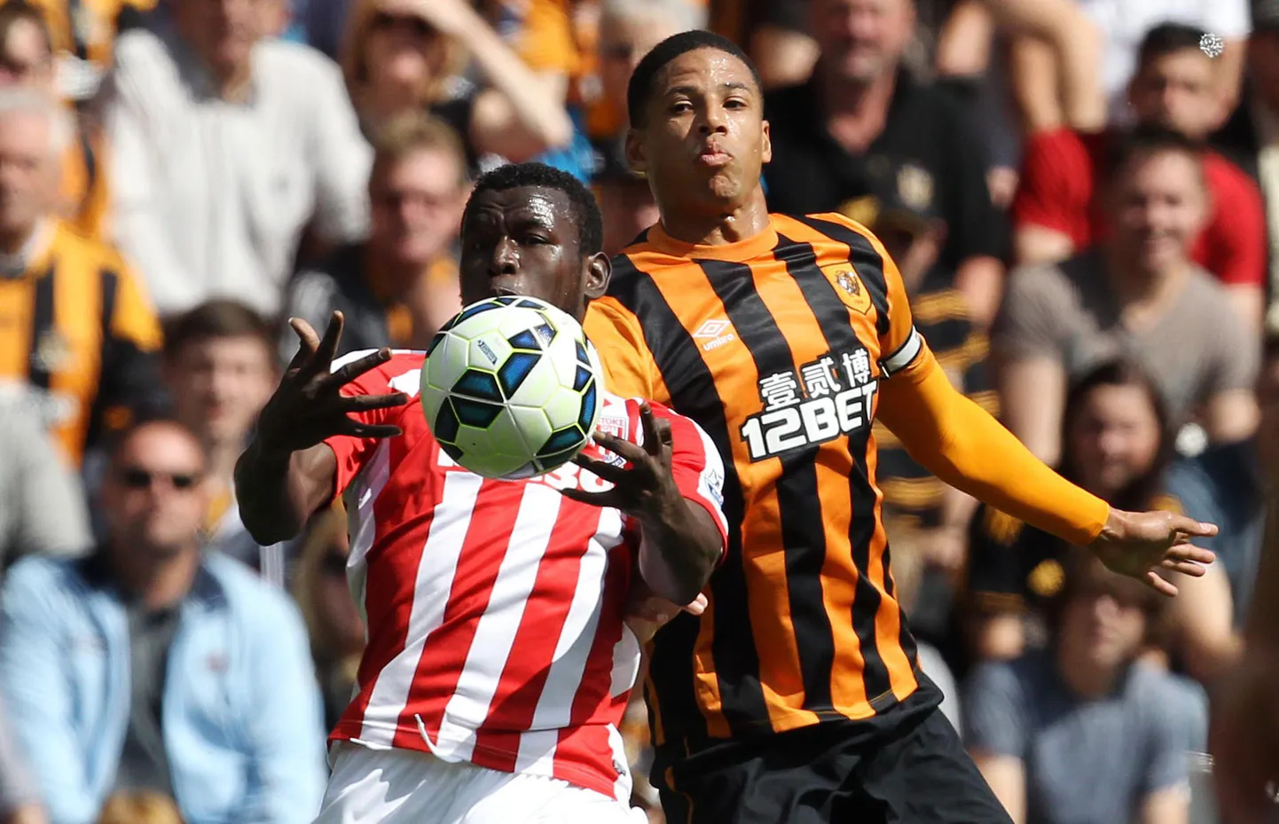 Curtis Davies (paremal).