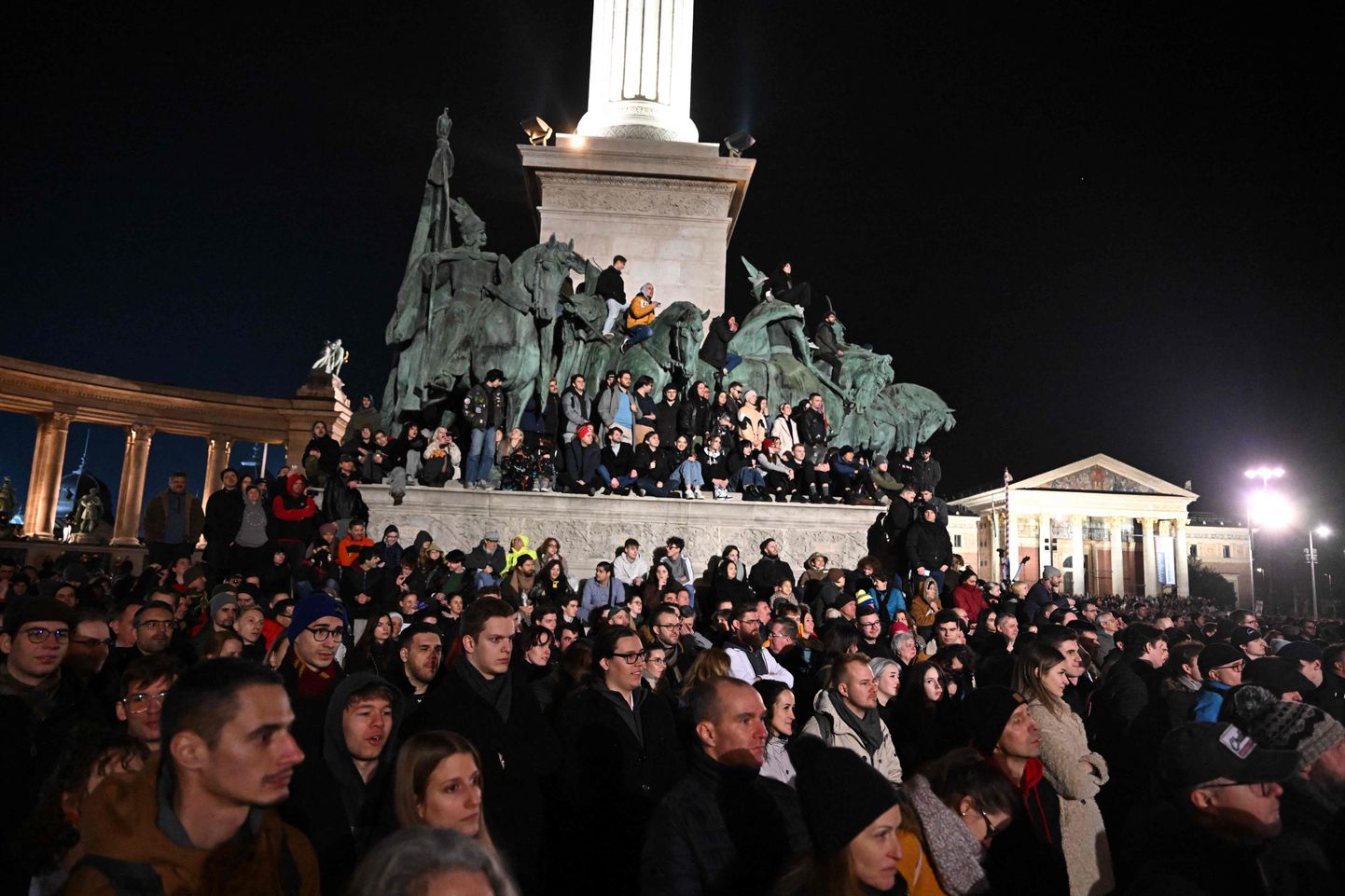 Orbáni valitsuse poliitika vastane protest Budapestis Kangelast väljakul 16. veebruaril 2024. aastal.
