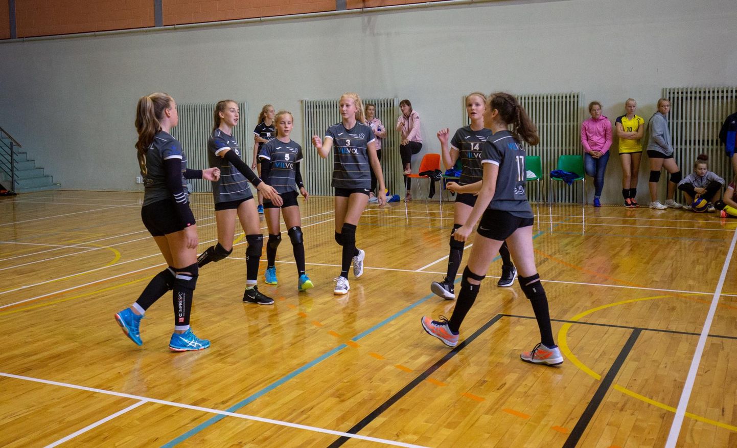 Viljandi spordikooli U-16 vanuseklassi tütarlaste võrkpallivõistkond teenis kodusel hooajaeelsel «Viljandi karika» turniiril seitsme osaleja seas teise koha.