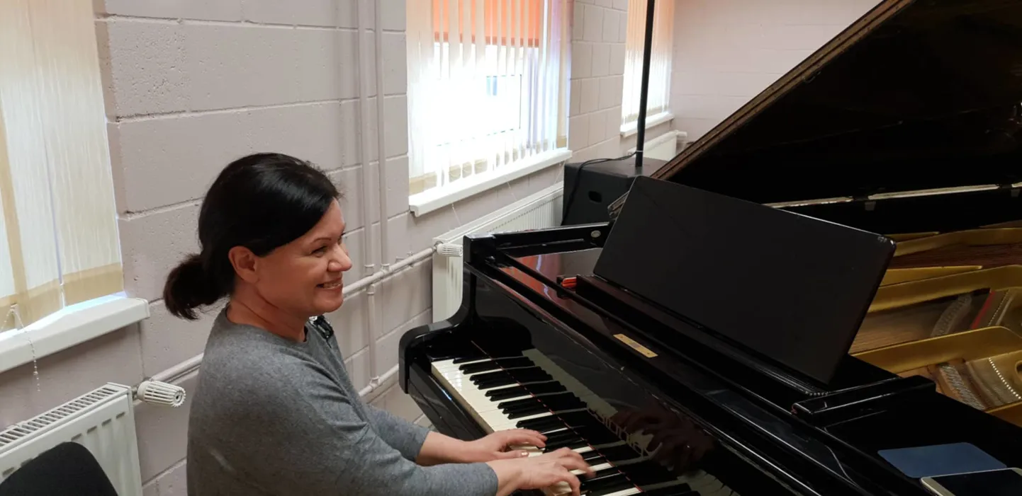 Kammeri kooli muusikaõpetaja Maarika Kaalep uue klaveriga tutvumas.