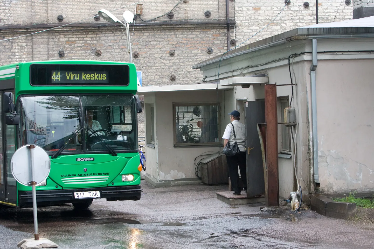 Hobujaama bussiplatsi dišpetseriputka augustis 2008.