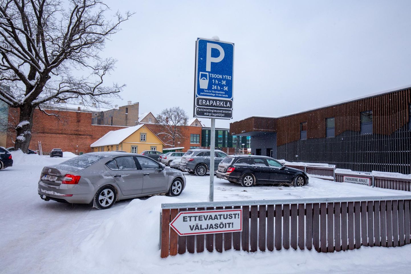 Viljandis Tartu tänav 15a taga olev hooviparkla on 1. detsembrist tasuline. Ühe tunni peatumise eest tuleb välja käia 3 eurot ning kui parkimine registreerimata jätta, tuleb tasuda 40 eurot trahvi.