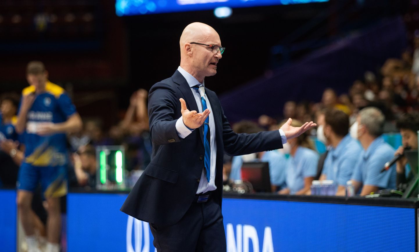 Eesti koondise peatreener Jukka Toijala pidi mängu lõpuosas mitmel korral käsi laiutama.