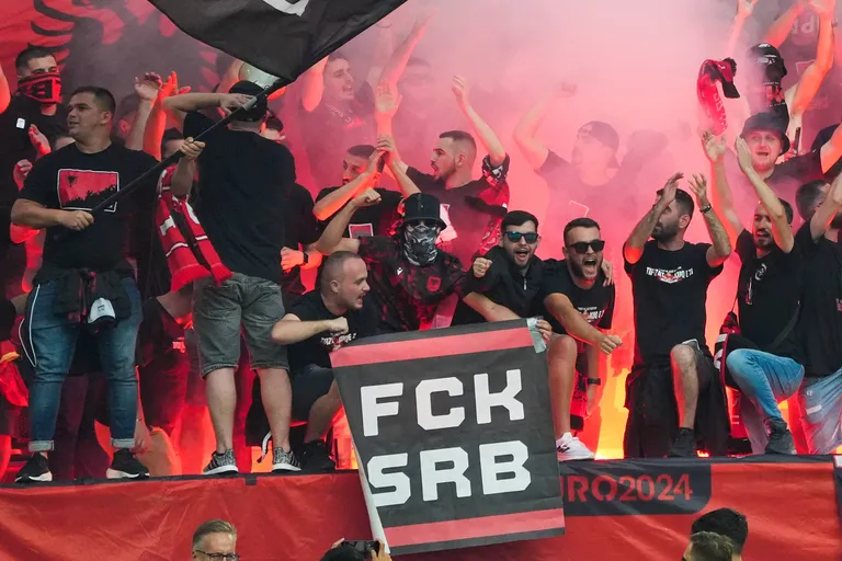 Albaania fännid kasutavad mängudel pürotehnikat ning sobimatuid plakateid ja lippe.