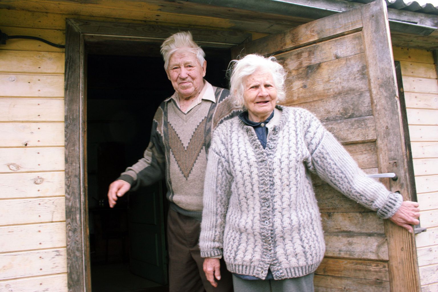 Pärnumaal Kaisma vallas Nõmmekülas  elavad Leonid ja Ella Merirand.