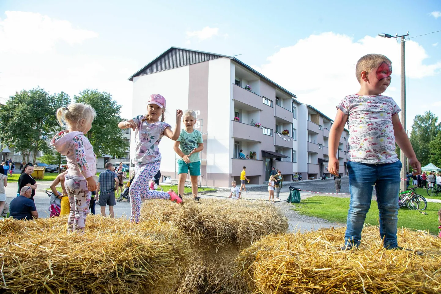 Väätsa kortermajade festivalil on tavaks püstitada rekordeid. Tänavu sünnib rekord meremehesõlmedest köie tegemises.