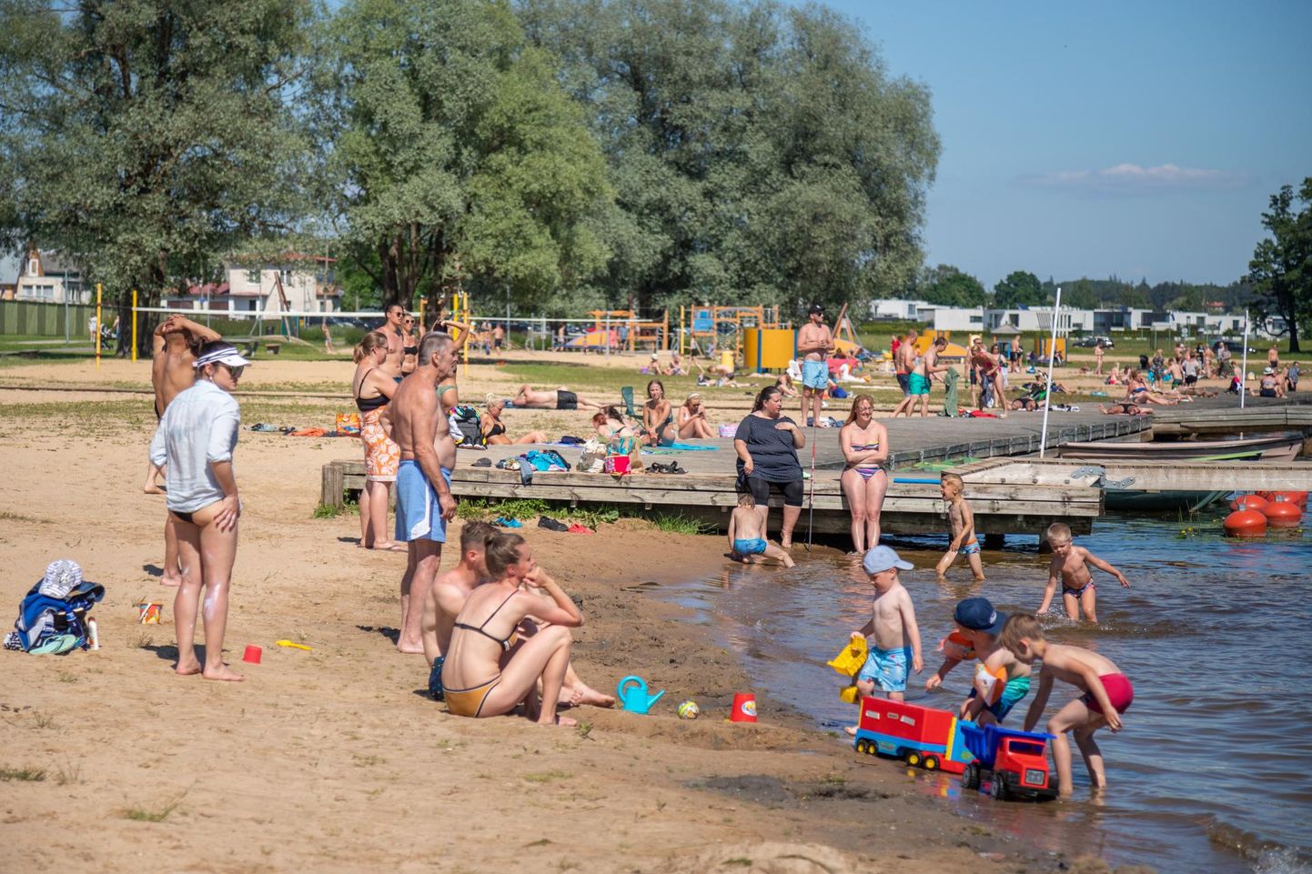 Ilus ilm meelitas inimesed randa. See pilt on tehtud jaanipäeval Viljandi järve ääres.