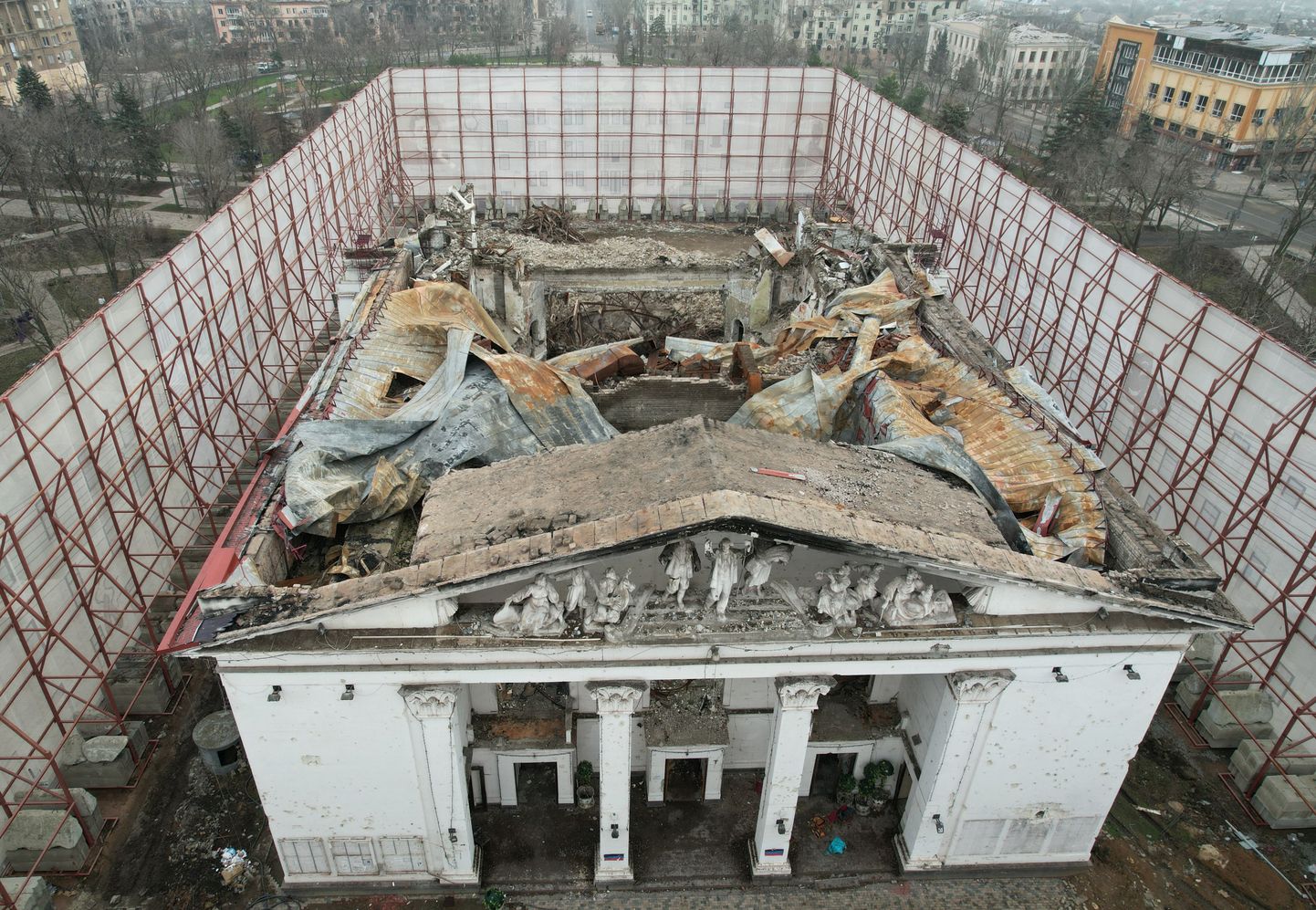 Уничтоженный театр в Мариуполе.