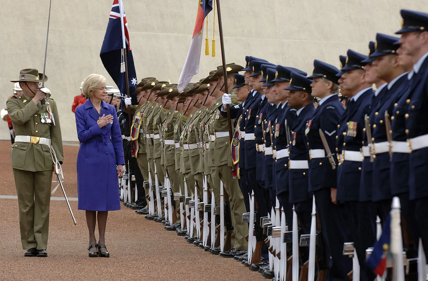 Austraalia uus kindralkuberner ja relvajõudude ülemjuhataja Quentin Bryce inspekteerib auvahtkonda parlamendihoone juures Canberras.