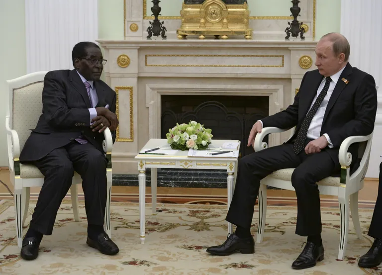 Диктатор Зимбабве Роберт Мугабе предлагает себя в качестве ролевой модели президенту РФ Владимиру Путину. Май 2015.