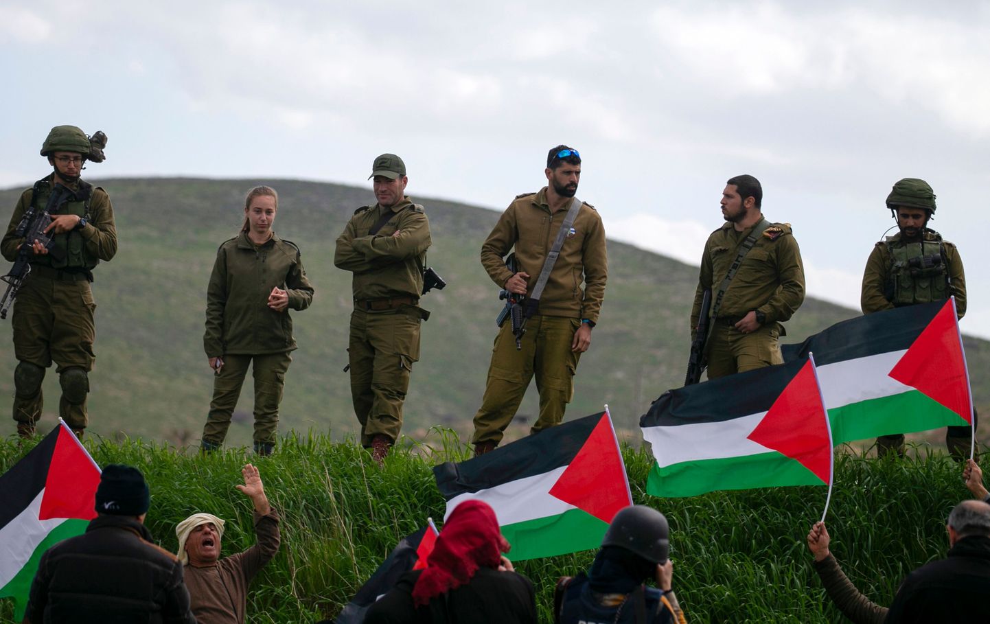 Iisraeli sõdurid jälgivad meeleavaldust Jordani oru annekteerimise vastu.