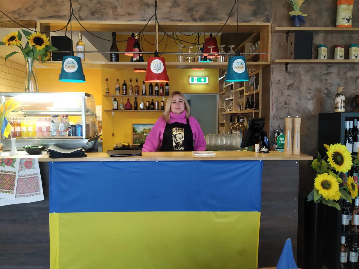 Ирина из Ровно за стойкой бара в ресторане «Slava Ukraina restoran».