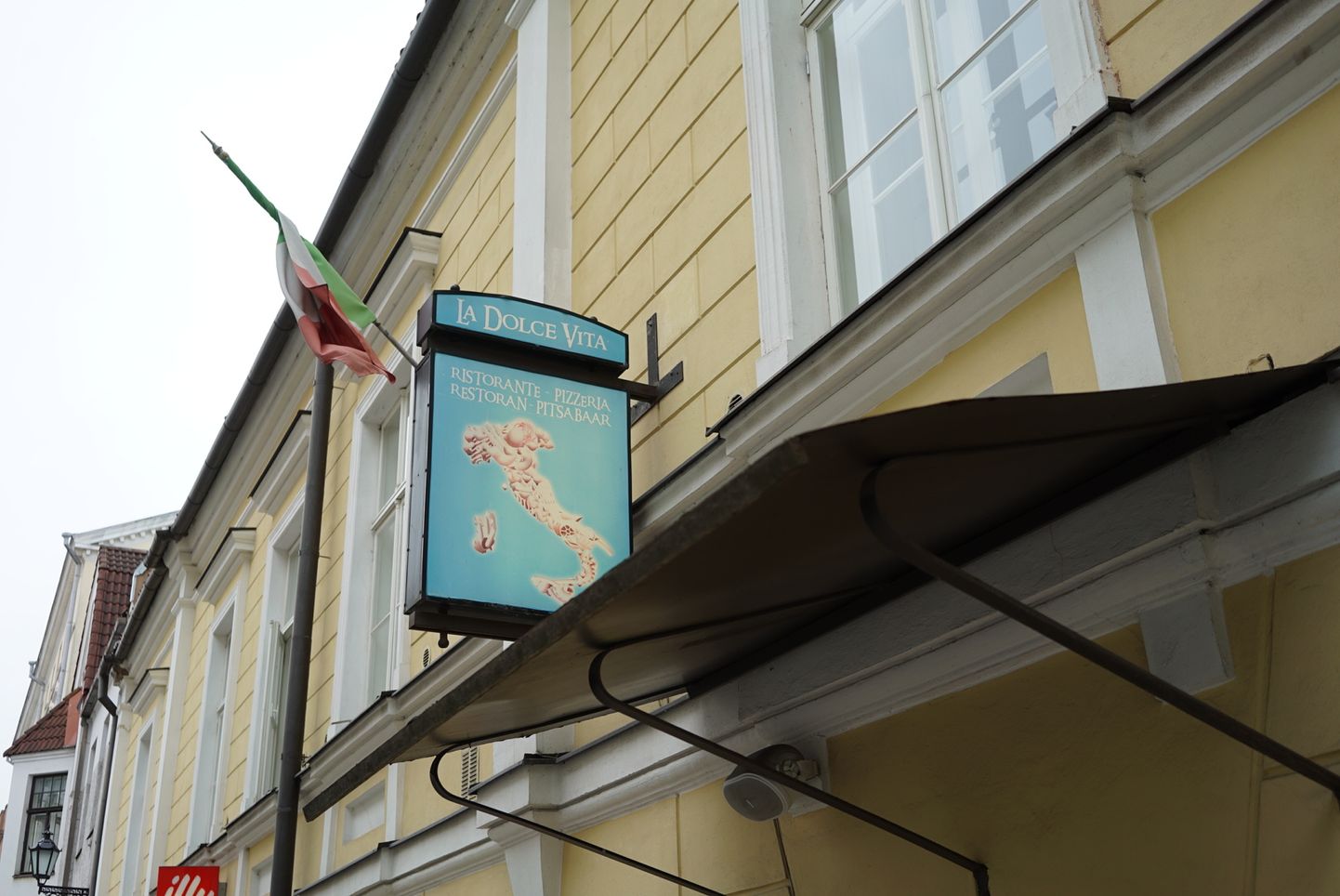 Ресторан Dolce Vita расположен на улице Компаний в Тарту.