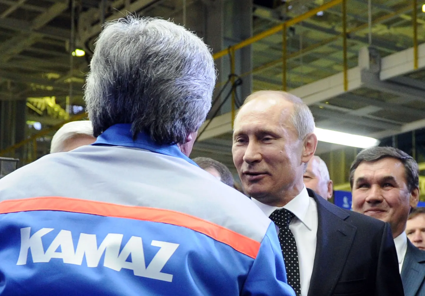 Venemaal otsitakse tööeesrindlasi. Fotol Venemaa peaminister Vladimir Putin külastamas Kamazi autotehast