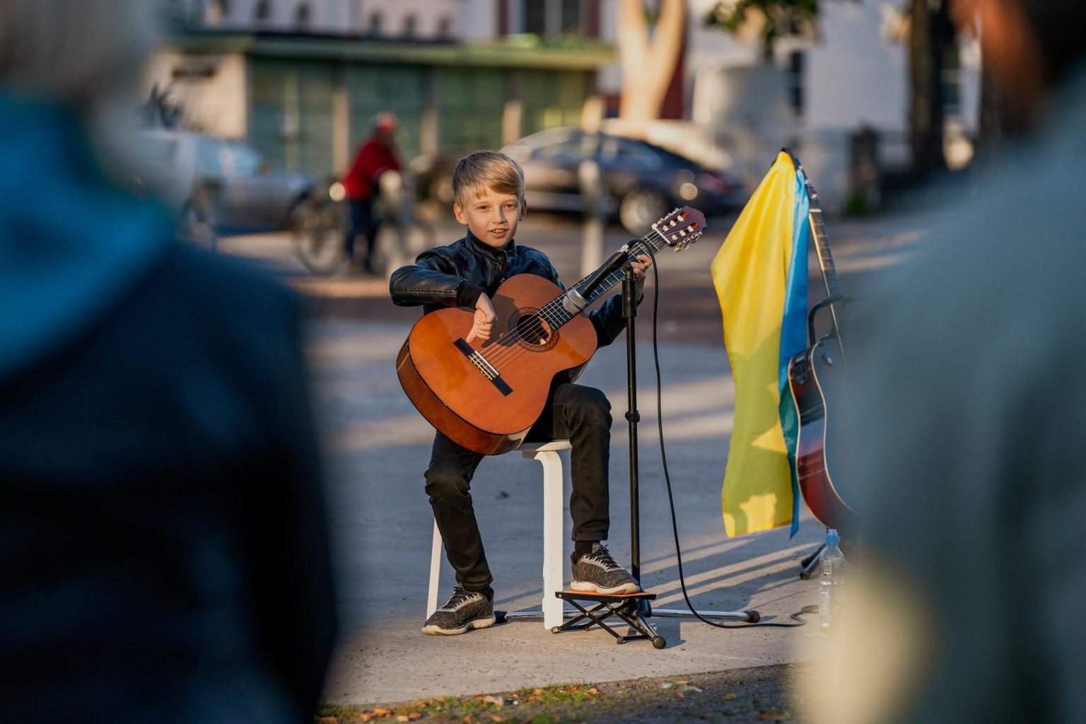 Kitarri saatel tegi kontserdil etteaste ka Mariupolist põgenenud poiss Ivan Žiužin, kes nüüd õpib Raeküla koolis.