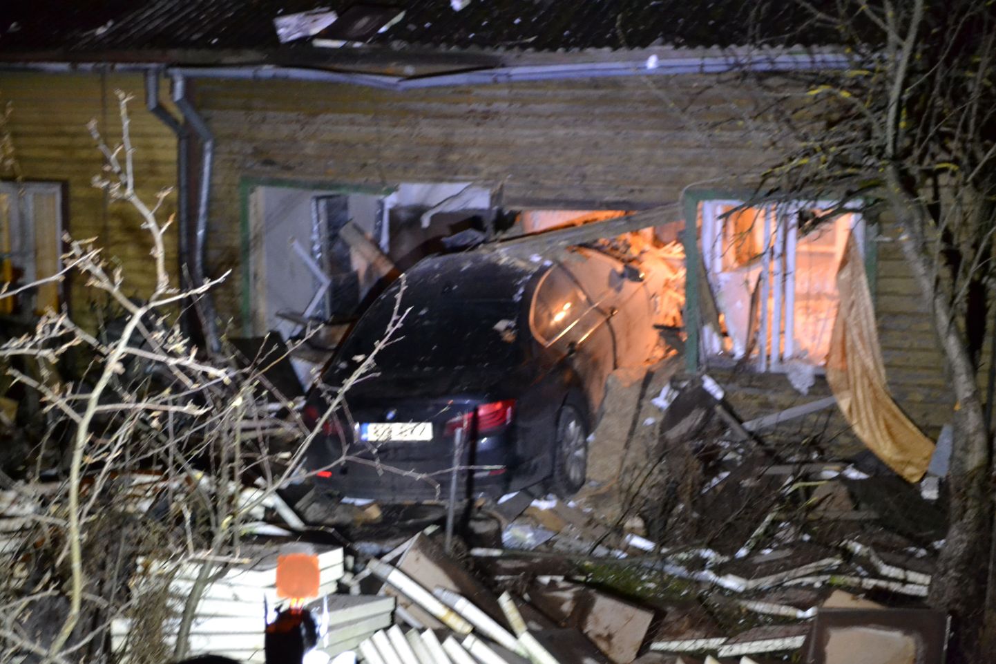 2016. aasta üks kurioossemaid avariisid: enam kui 40 meetri pikkuse õhulennu teinud BMW maandus majas.
