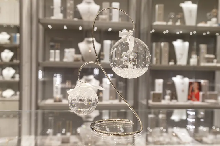 Декорация с шарами от Swarovski будет вашей за 157 евро.