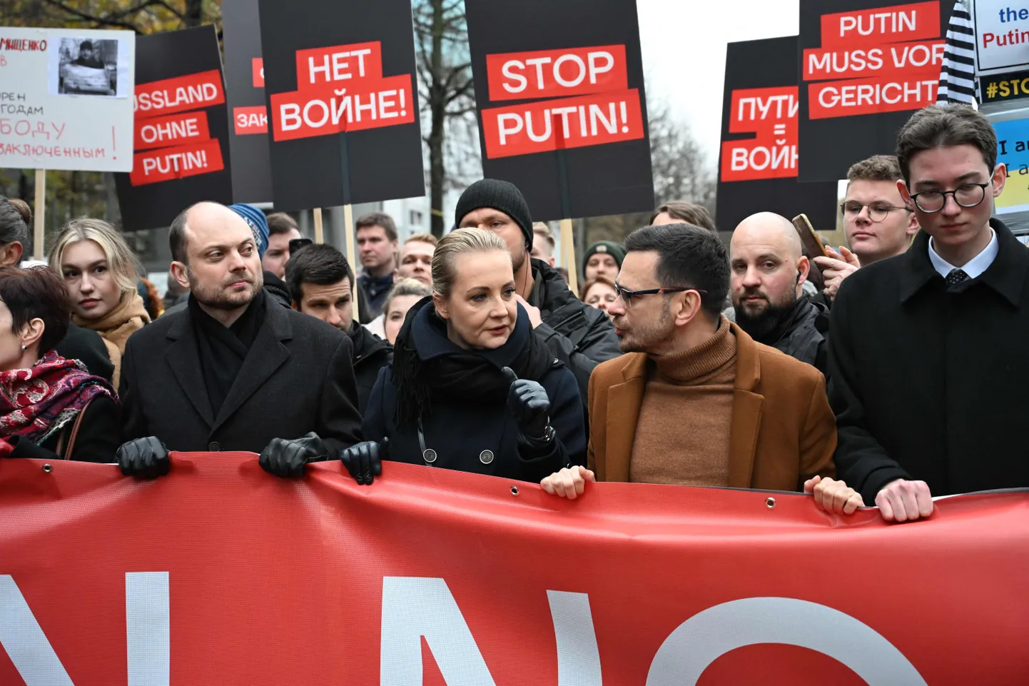 Vladimir Kara-Murza (vasakult), Julia Navalnaja ja Ilja Jašin Berliinis Venemaa-vastasel demonstratsioonil 17. novembril 2024. Kõik kolm andsid ka teada 1. märtsil Berliinis toimuvast aktsioonist «Putin, lõpeta tapmine».